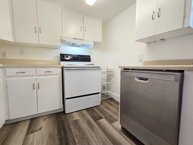 Building Photo - Newly Renovated, Clean & Bright 2 Bedroom, 1 Bathroom Apartment for Rent in Shelley - Washer/Drye...