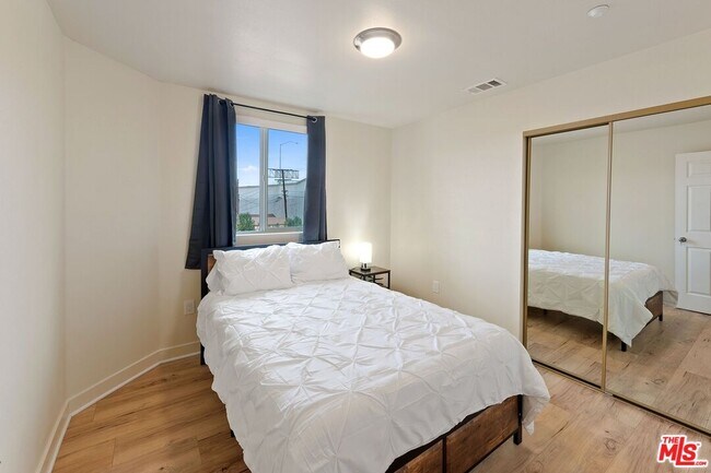 Building Photo - 5912 S Flower St