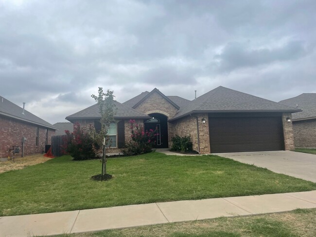 Building Photo - 3 bed 2 bath 2 car in Moore Schools! Great...