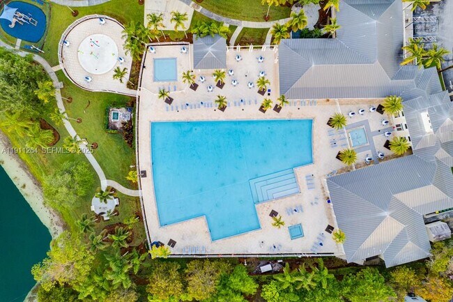 Building Photo - 2741 NE 4th St