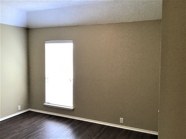 Building Photo - 304 Double Oak Ln