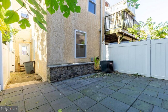 Building Photo - 801 Cameron St