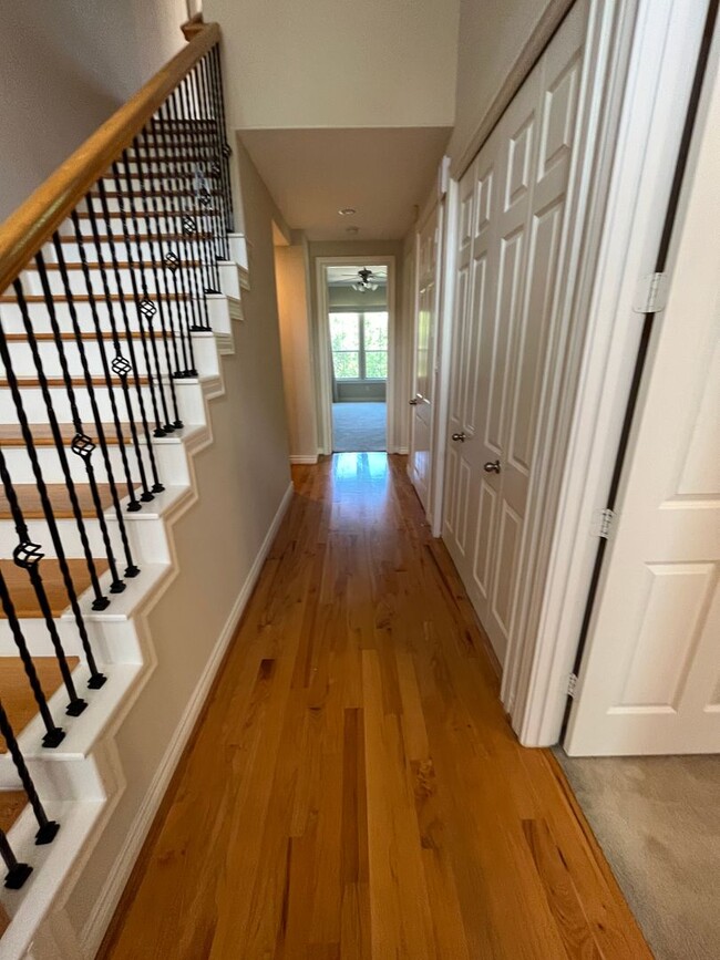 Building Photo - Wonderful 4/3.5 Townhome