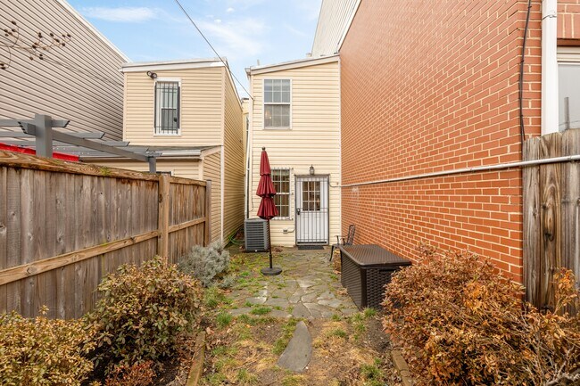 Building Photo - 909 8th St NE