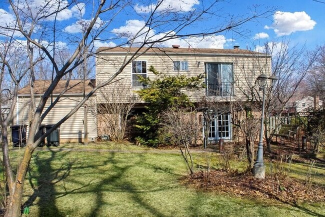 Building Photo - Brick Split Foyer With Large Backyard, 2 K...