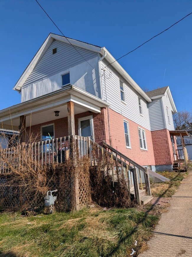 Building Photo - 3 Bedroom 1.5 Bathroom with garage