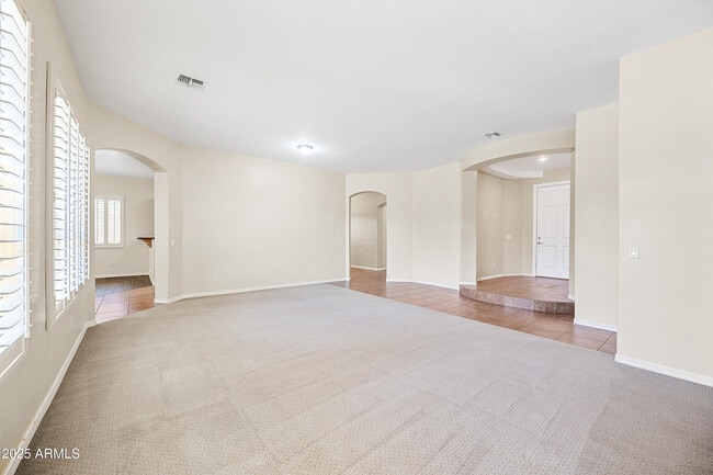 Building Photo - 2407 E Iris Dr