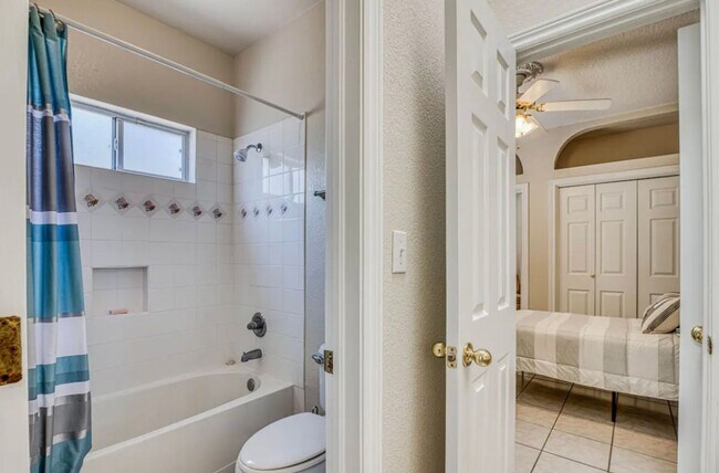 Building Photo - Short Term leases optionn4 Bedrooms 3 baths( near by Sunland Park Dr & Mesa St)