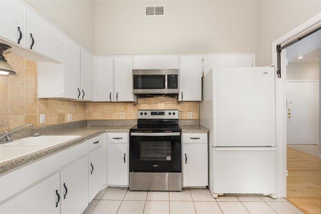 Building Photo - 10438 High Hollows Dr