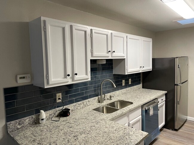 Building Photo - Remodeled 3 Bedroom 2 Bath  with cute back...