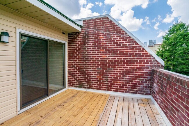 Building Photo - Beautiful Three Bedroom in Washington Square West