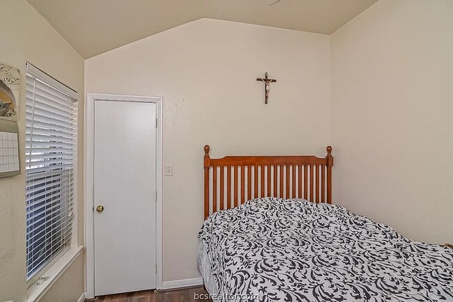 Building Photo - Newly Remodeled Unit!