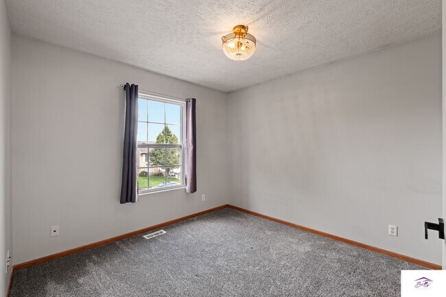 Building Photo - AVAILABLE NOW!