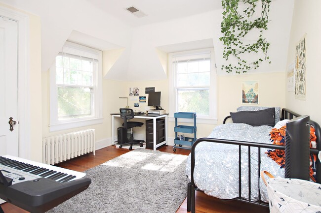 Building Photo - Charming Student-Friendly UVA Home