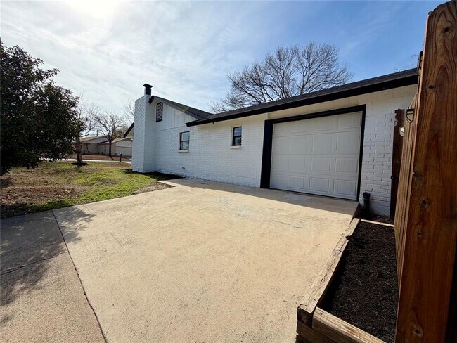Building Photo - 1504 Parkview Ln