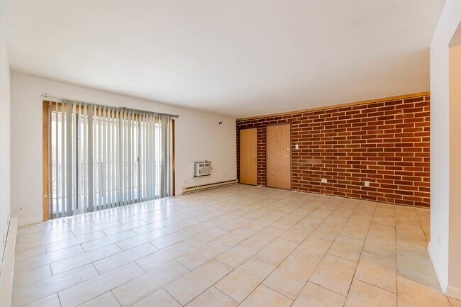 Building Photo - 1950 Canal St