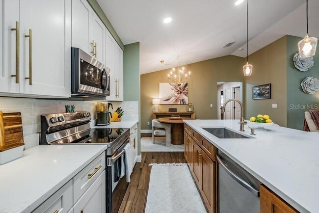 Building Photo - 106 1st Ave NE