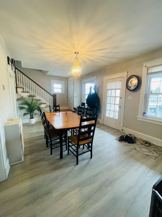 Building Photo - Beautifully Renovated 3bdrm/1.5bth Home Lo...