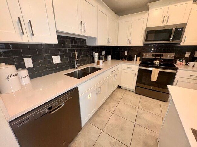 Building Photo - Fully Furnished 2/2 Luxury Storey Lake Condo near Disney with a Stunning Balcony Viiew!