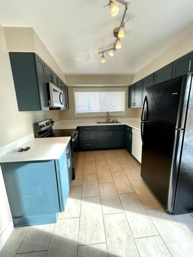 Building Photo - Wonderful Single Level Updated home with A/C!