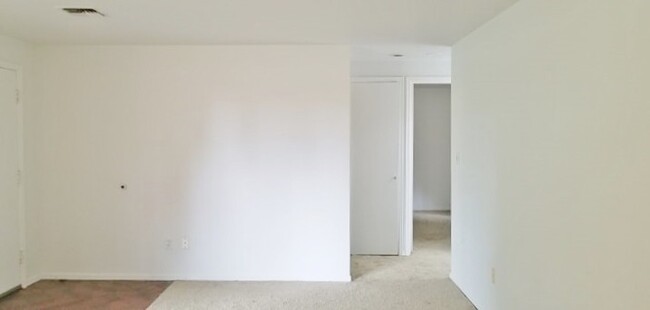 Building Photo - 3 BD 1BA Shoreline Rambler