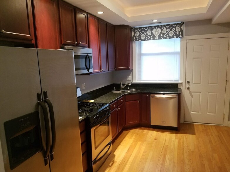 Kitchen - 7021 N Greenview Ave