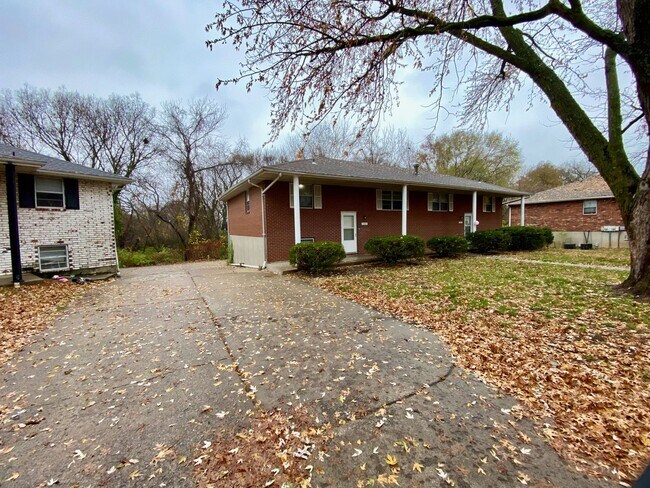 Primary Photo - 2910-2912 NORTH RIVER TERRACE