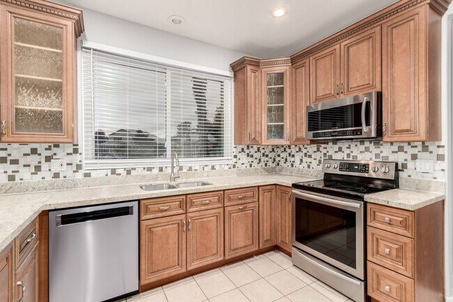 Building Photo - 4 bedoom home with private pool