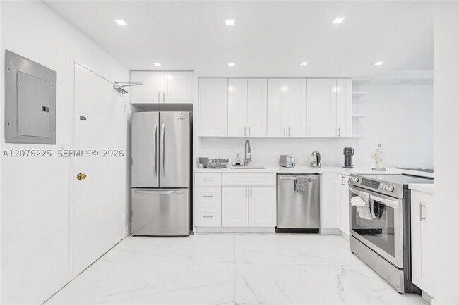 Building Photo - 5555 Collins Ave