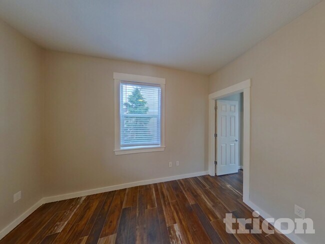 Building Photo - 2525 W 10th St