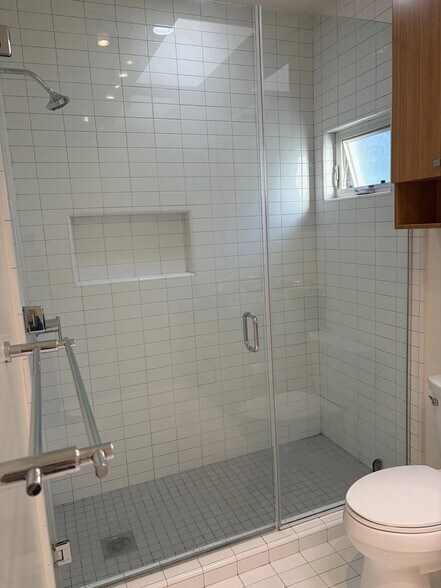 Building Photo - 832 N Las Palmas Ave