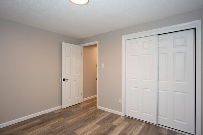 Building Photo - 2 Bed 1 Bath On Bus Route - Heat Included