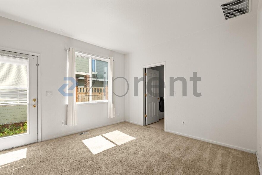 Building Photo - Unit