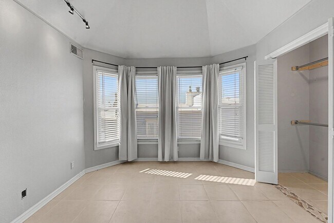 Building Photo - 2 Bed | 2 Bath Condo on Crybaby Hill