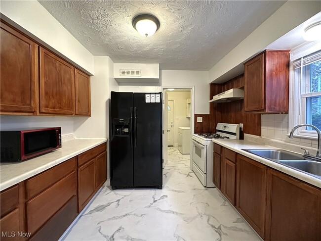 Building Photo - 1381 Dover Ave