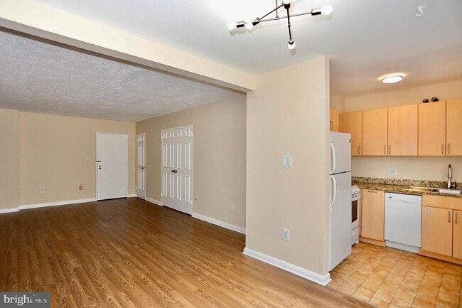 Building Photo - Available for immediate move-in.