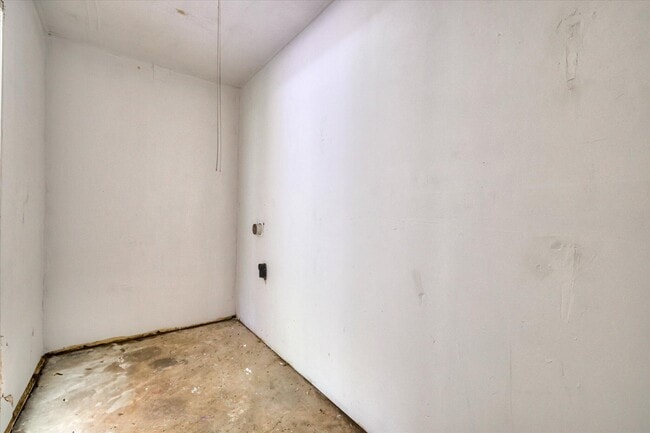 Building Photo - 2408 Southdale Dr