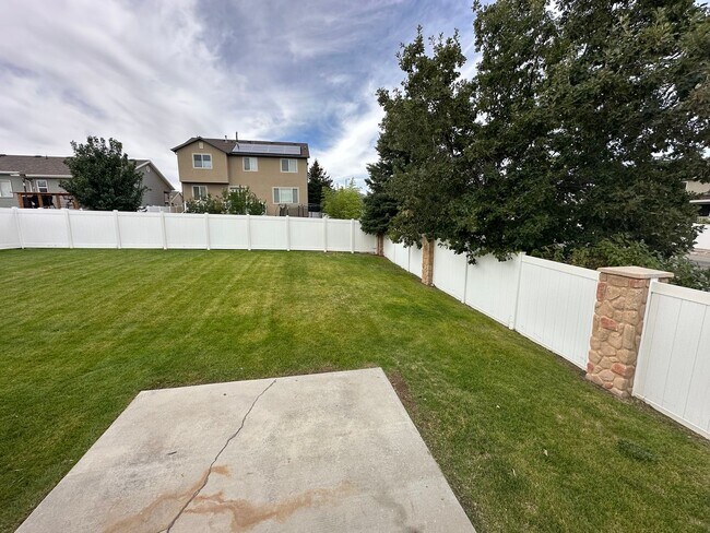 Building Photo - Great Family Home in Excellent West Jordan...