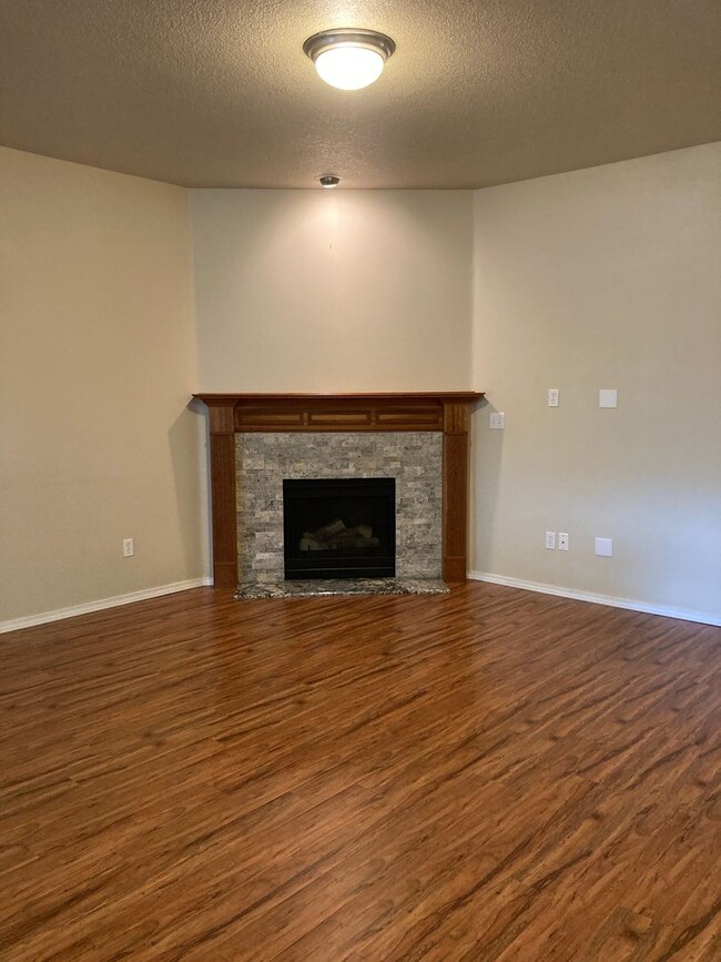 Building Photo - $500.00  OFF  1ST  FULL  MONTH'S  RENT   C...