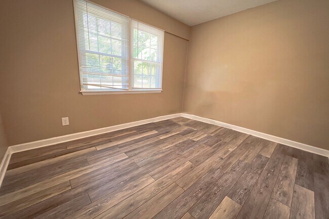 Building Photo - 4bd/2.5ba Brick Ranch Home in Kings Grant. NO STUDENTS/NO CATS