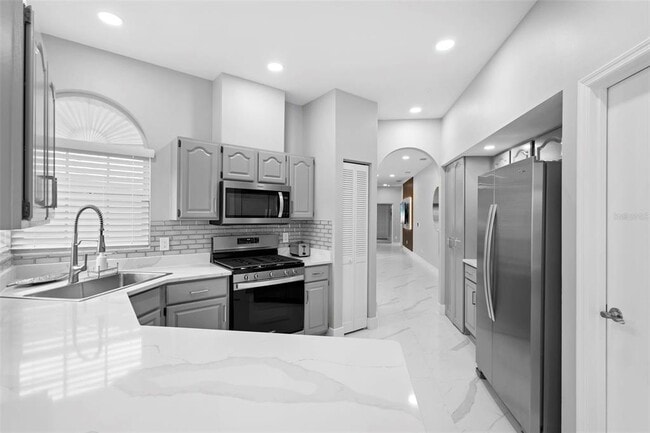 Building Photo - 5730 Parkview Lake Dr