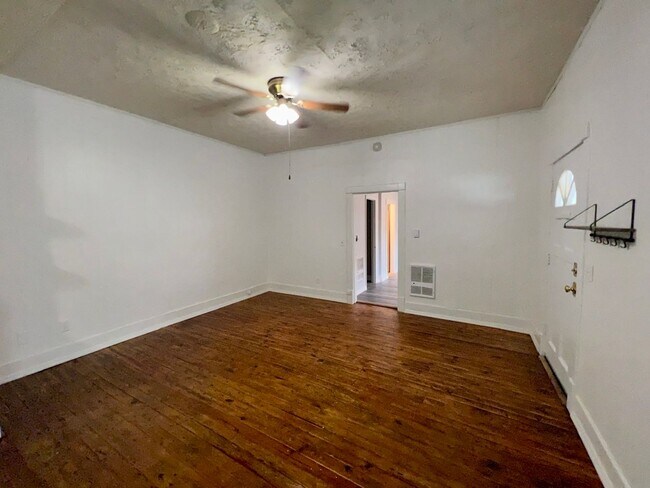 Building Photo - 204 4th Ave