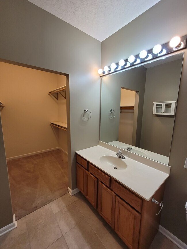 Building Photo - 3 Bedroom 2 Bathroom Condo-Spencer's Crest