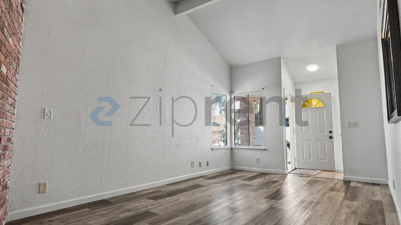 Building Photo - Unit B