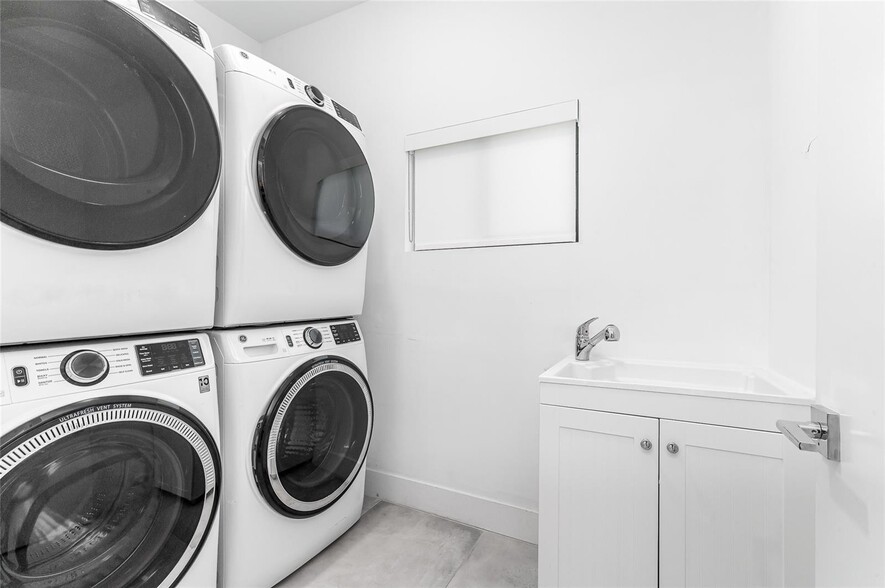 Building Photo - 2560 NE 199th St