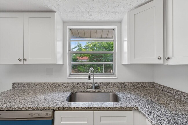 Building Photo - Beautiful 2 Bedroom, 2 Bathroom, 1 Car Garage home for rent.