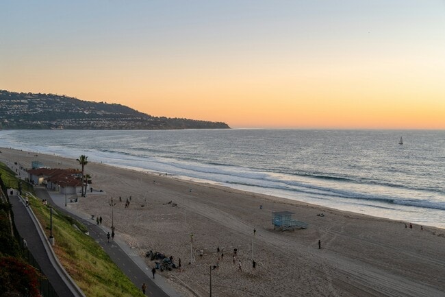 Building Photo - 721 Esplanade