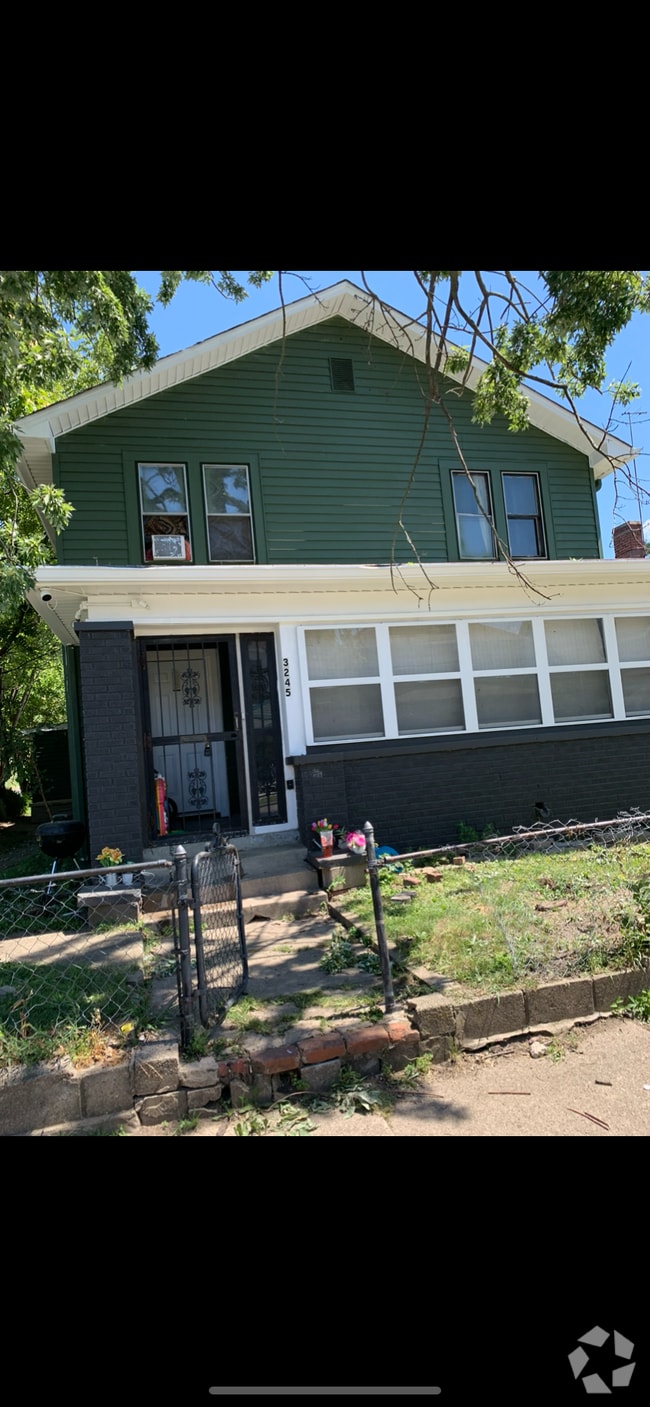 Building Photo - 3245 N Kenwood Ave