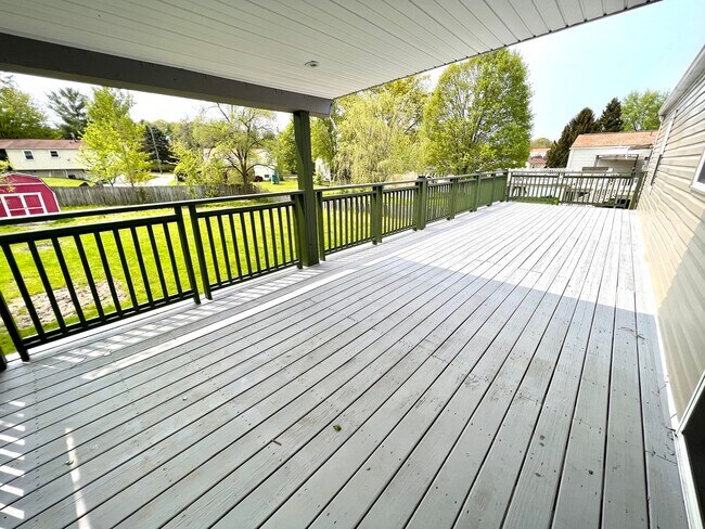 Building Photo - Absolutely Stunning Home! - 3 Bedroom 2 Fu...