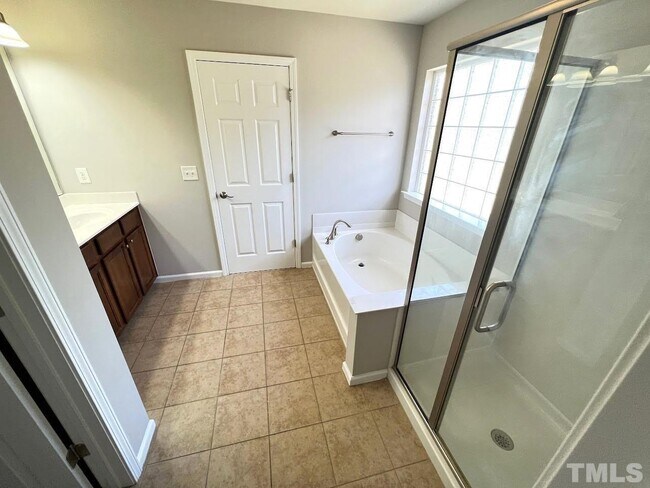Building Photo - 4 Bedroom Single Family RDU RTP